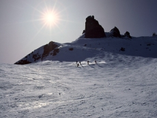 Skifahrer vor Bergpanorama Skifahrer vor Bergpanorama